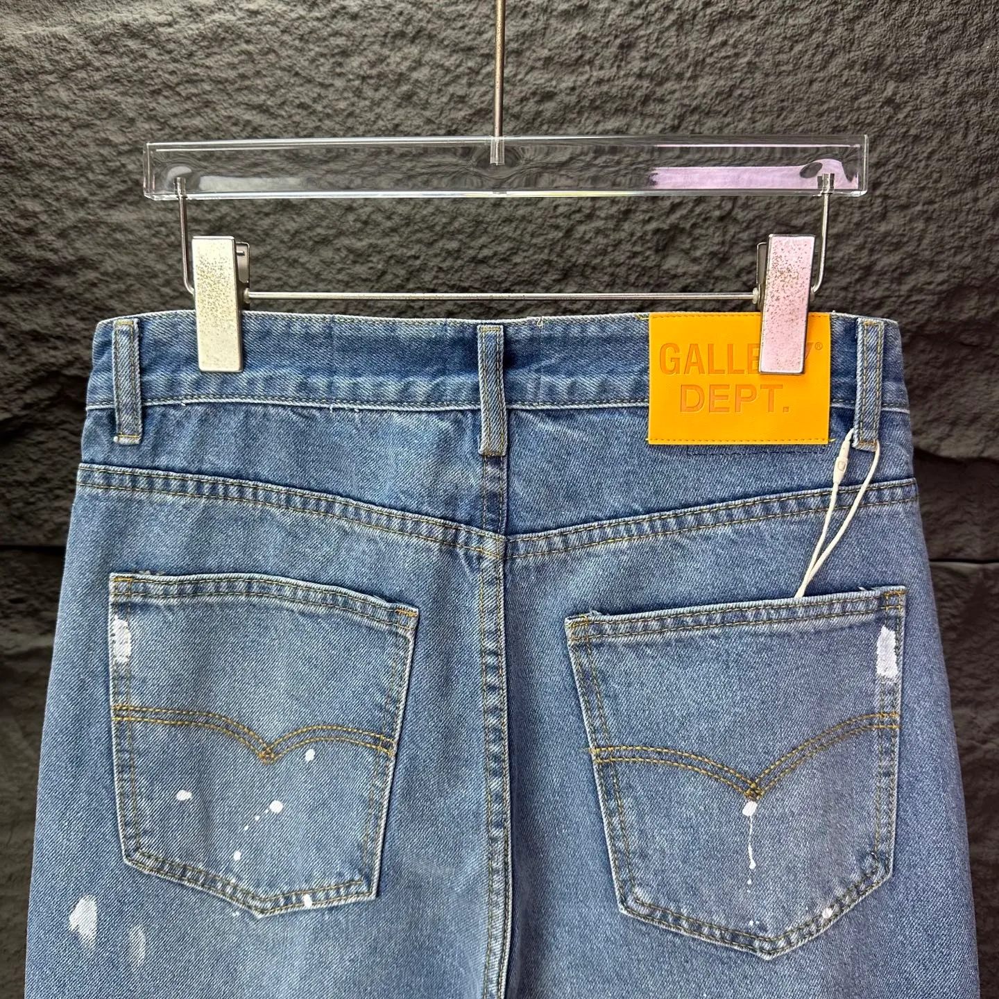 P250 GALLERY DEPT. 2025 new splash-ink hand-painted letter splicing couple style loose washed flared jeans 🔥High version🔥High version🔥 Top ceiling quality Styles with different washed textures are very friendly to people with thin legs and thick legs. The slightly flared version is very flattering. Moderate length that never goes out of style, easy to match with casually, basic styling for various styles, a must-have in the wardrobe! The fabric is stiff but also makes the upper body soft without losing texture. The washing process is even more perfect. It is a must-have item for everyone! ! ! Washed wheat, tag, pants label, three complete labels Color: washed black, washed blue Size: 28, 30, 32, 34 (four sizes)